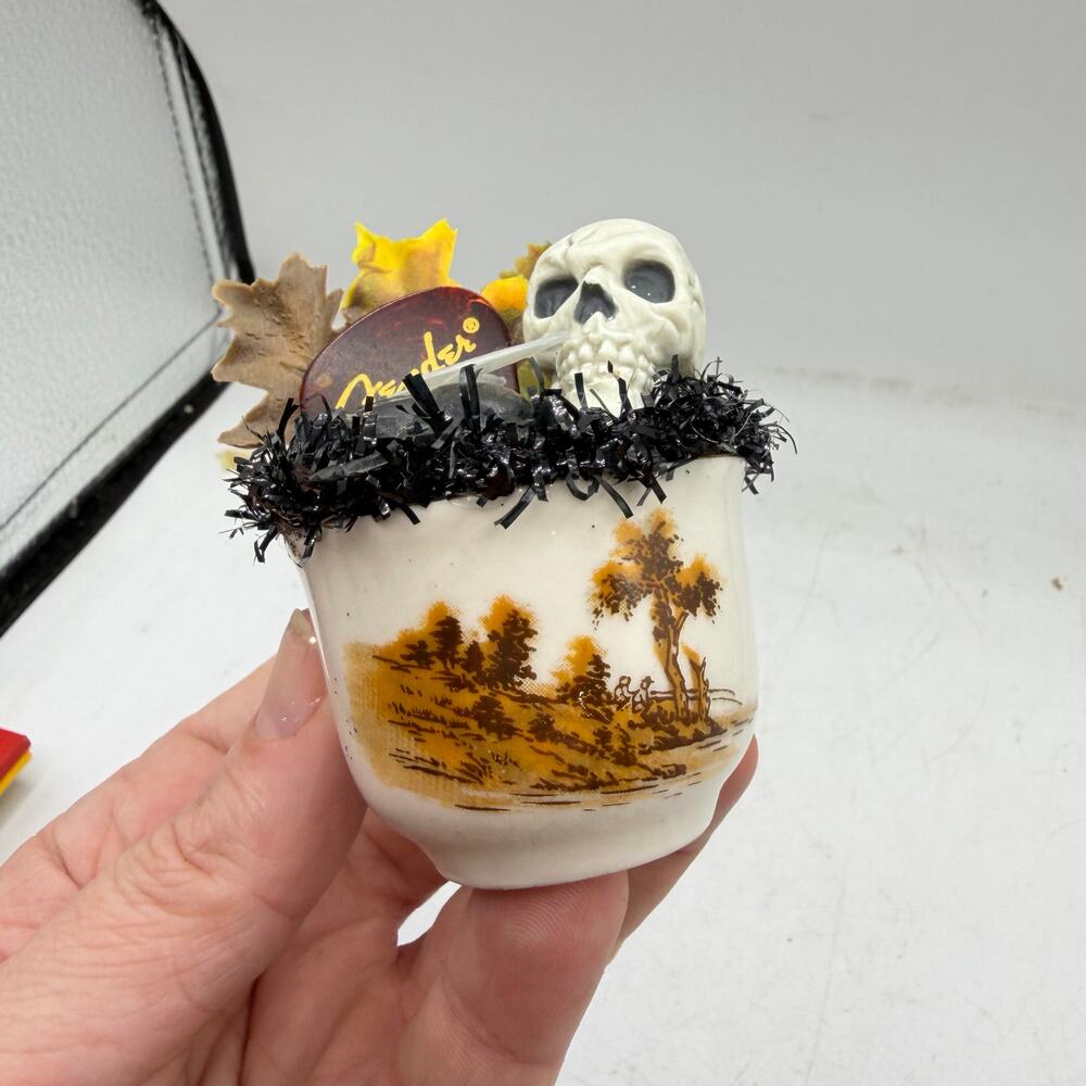 Spooky Skull Halloween Mini Assemblage - Decor Retro Salvage - Picture 4 of 6
